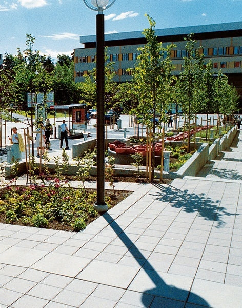 Klassikplattan - Betongplatta i Naturgrå från S:T Eriks. Klassisk, slät yta som ger en elegant och funktionell markbeläggning för gångvägar och uteplatser. Säljs hos Stengrossen!