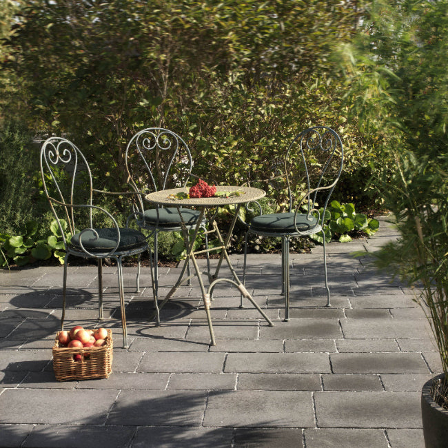 Cirkus marksten från S:T Eriks i varierande storlekar för kreativa mönster. Färgen är antracit och storleken är 800x1200x60 mm. Perfekt för en stilren och levande markyta. Säljs hos Stengrossen!