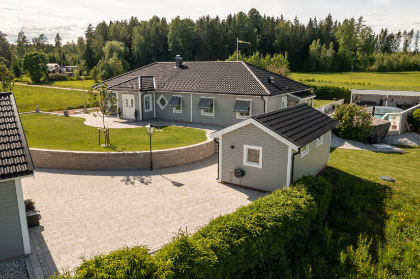 Cirkus-plattor i naturgrå från S:T Eriks, designade för en unik stenläggning med naturliga former och jämn yta. Storleken är 800x1200x60 mm. Stengrossen säljer produkten.