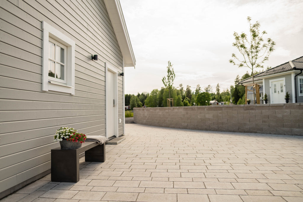 Cirkus-plattor i naturgrå från S:T Eriks med vågiga kanter och oregelbundet mönster för en levande stenläggning. Storleken är 800x1200x60 mm. Stengrossen säljer produkten.