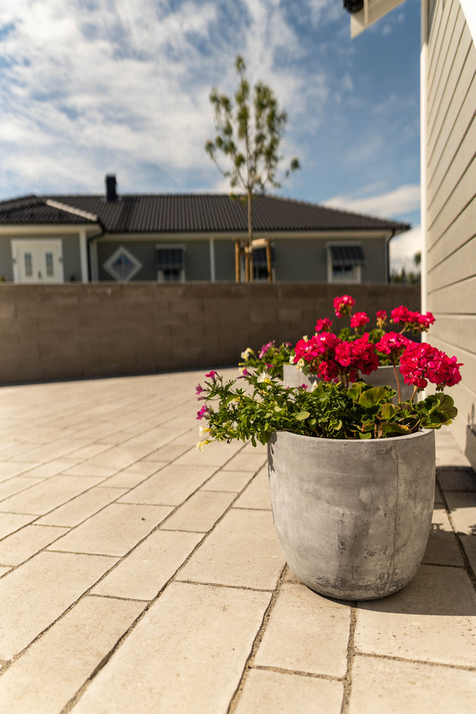 Stilrena och funktionella Cirkus-plattor i naturgrå, tillverkade av S:T Eriks och perfekta för både privata och offentliga miljöer. Storleken är 800x1200x60 mm. Stengrossen säljer produkten.