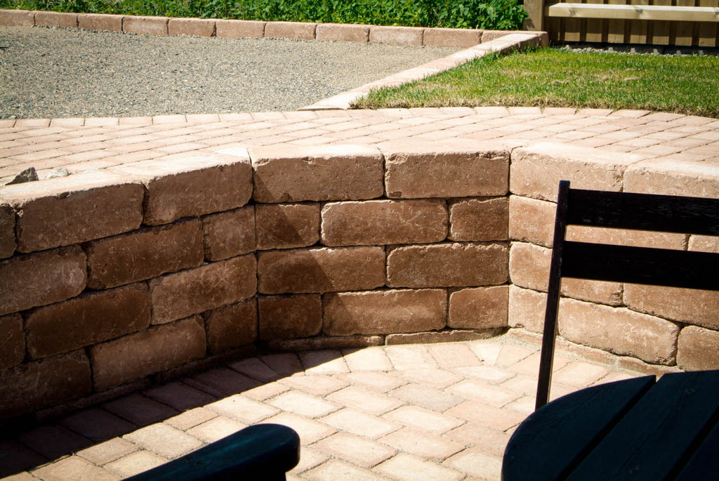 Rustik block-mur i färgen Terra från S:T Eriks. En stilren och hållbar mursten med rustikt utseende, perfekt för trädgårdar och offentliga miljöer. Säljs hos Stengrossen!







