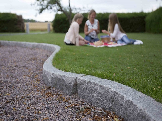 Grå granit kantsten