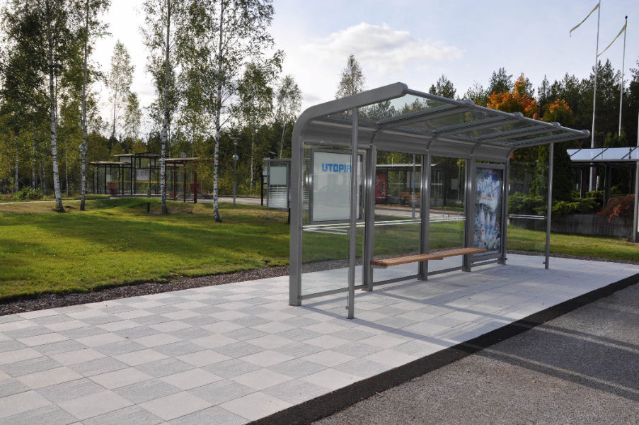 Blandning av vita och antracitfärgade Ravel-plattor från S:T Eriks, skapar en modern och kontrastfull yta i offentliga miljöer. Stengrossen säljer produkten.