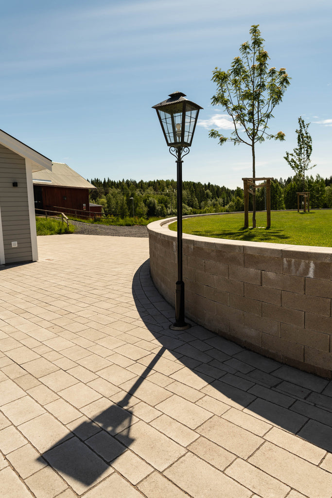 Marksten och platta i ett – Cirkus från S:T Eriks i naturgrå, med ofasade kanter och flexibel läggning. Stroleken är 800x1200x60 mm. Stengrossen säljer produkten.