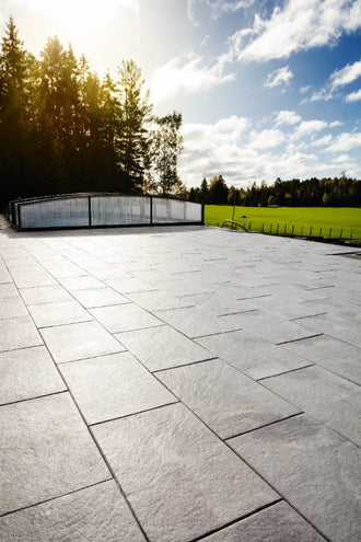 Gerlux-plattor i gråmelerad nyans från S:T Eriks, vackert lagda på en uteplats. Lättskötta och fläcktåliga. Storleken är 400x600x45 mm. Stengrossen säljer produkten.