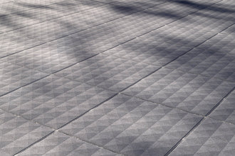 Spektra – modern platta för eleganta uteplatser från S:T Eriks. Storleken är 400x400x60 mm. Säljs av Stengrossen.