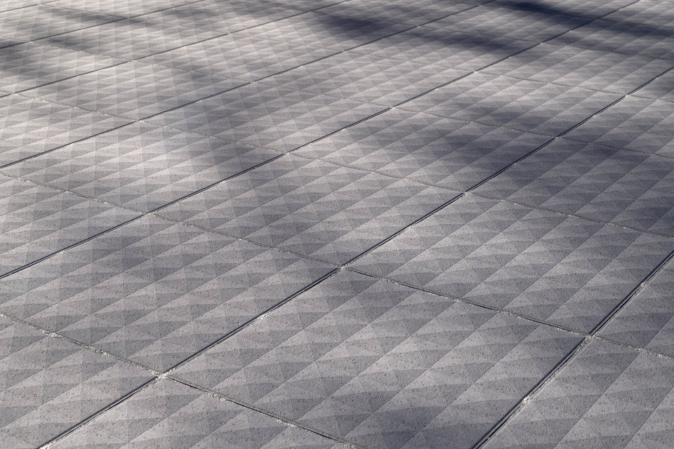 Spektra – modern platta för eleganta uteplatser från S:T Eriks. Storleken är 400x400x60 mm. Säljs av Stengrossen.