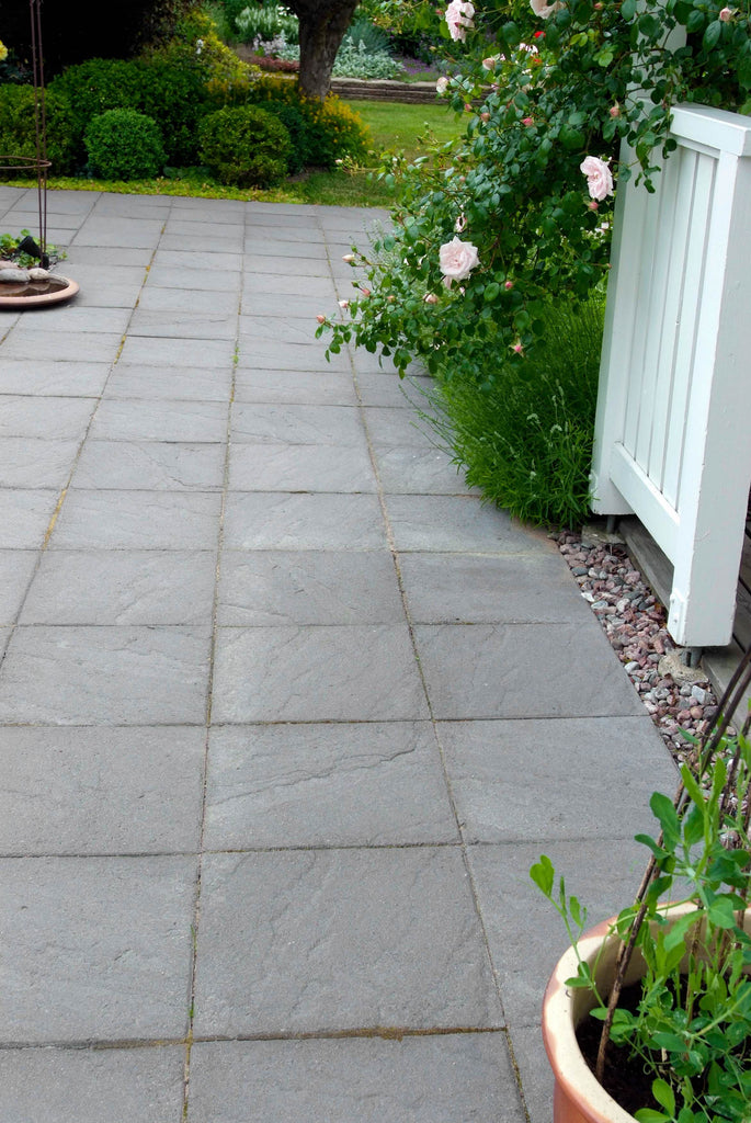 Antracitfärgad Structura-platta i Lava från S:T Eriks med skifferinspirerad ytstruktur, idealisk för parker, gångstråk och lätt trafikerade uppfarter. Stengrossen säljer produkten.