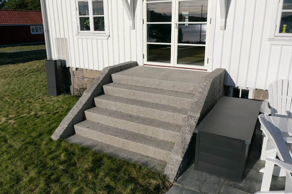 Svensktillverkade trappsteg i Grå Bohus, en granit från Bohuslän, för exklusiva och tidlösa entrélösningar. Stengrossen säljer produkten.