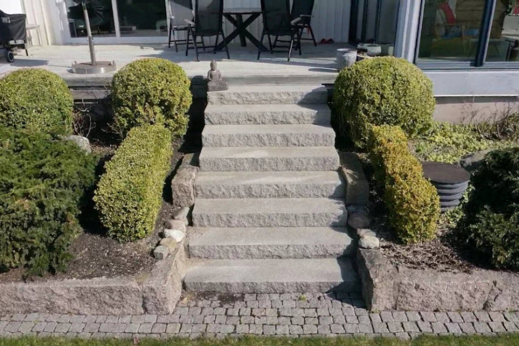 Blocksteg i Grå Bohus, svensk granit från Bohuslän, skapar en naturlig och elegant trappa med lång hållbarhet. Stengrossen säljer produkten.