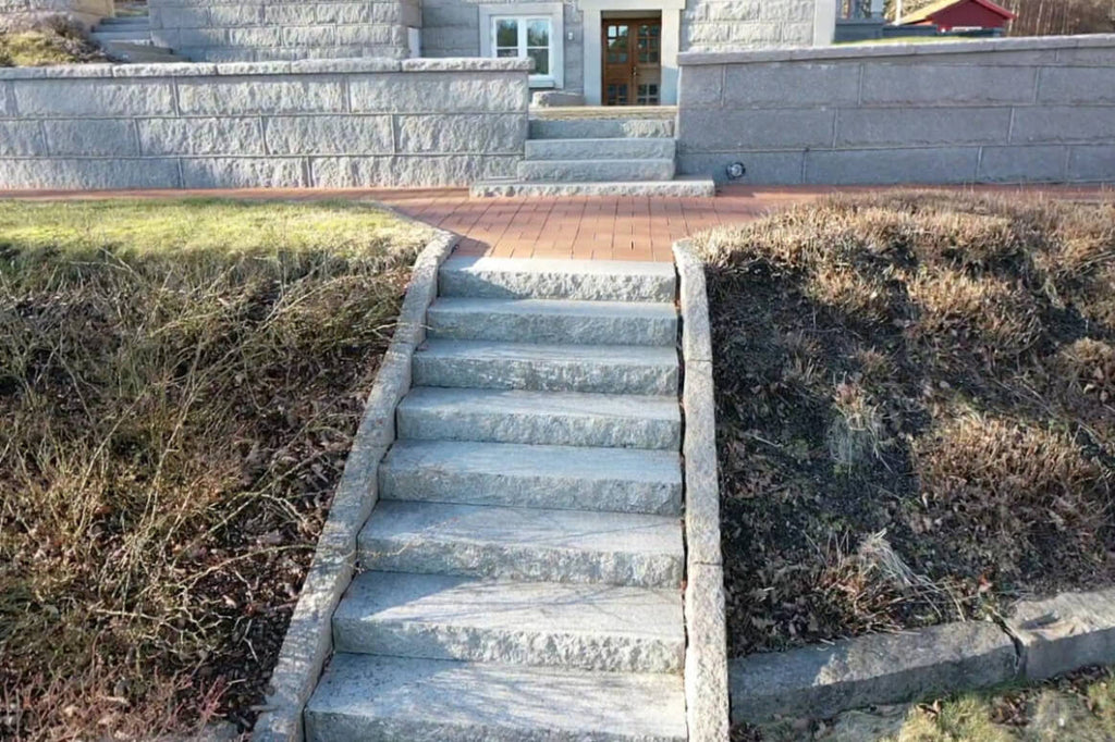 Stilrena blocksteg i Grå Bohus, granit från Bohuslän, ger en gedigen och stabil trappa med naturligt vacker yta. Stengrossen säljer produkten.