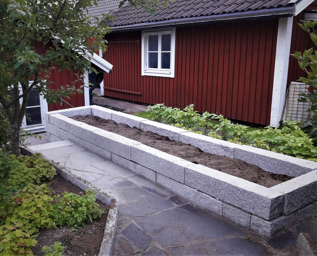 Granitblock staplade som en kallmur. 100x20x20 cm. Grå. Stengrossen