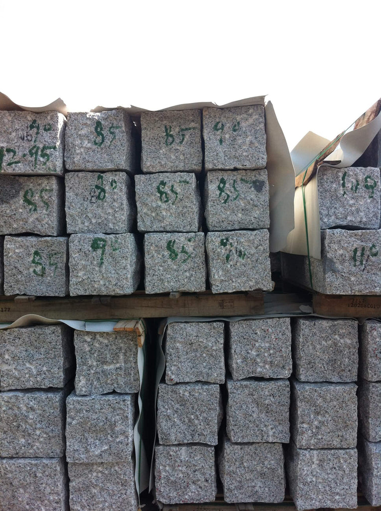 Änden på murblock i granit. 100x20x20 cm. Grå. Stengrossen