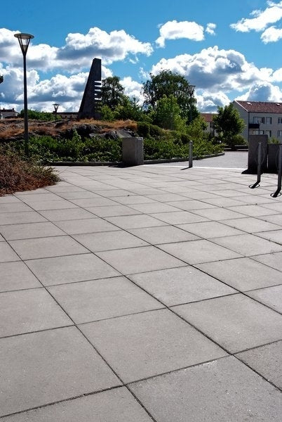 Slät och hållbar Klassikplatta i Naturgrå från S:T Eriks. Perfekt för att skapa en stilren markbeläggning i trädgårdar, på uteplatser och gångvägar. Säljs hos Stengrossen!