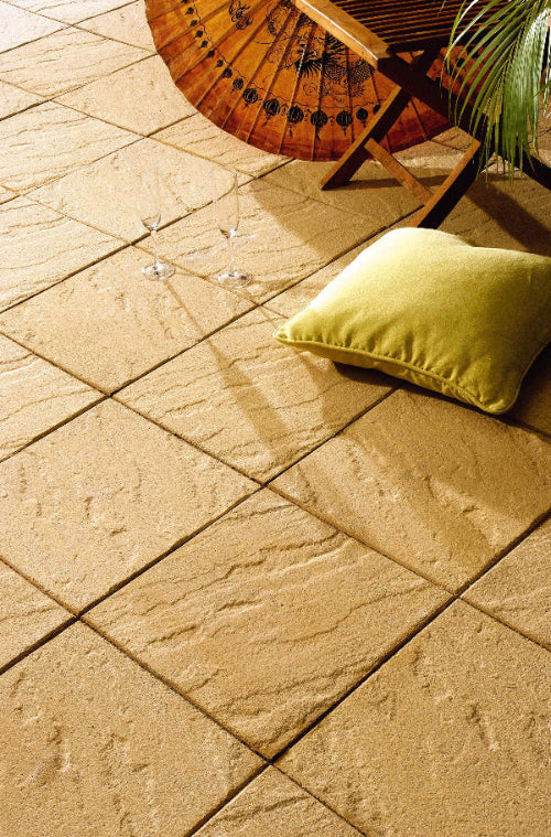 Structura-platta i Havanna från S:T Eriks, med en skifferliknande struktur och en varm blandning av beige och sandfärg. Perfekt för stilrena gångytor. Storleken är 400x400x60 mm. Stengrossen säljer produkten.