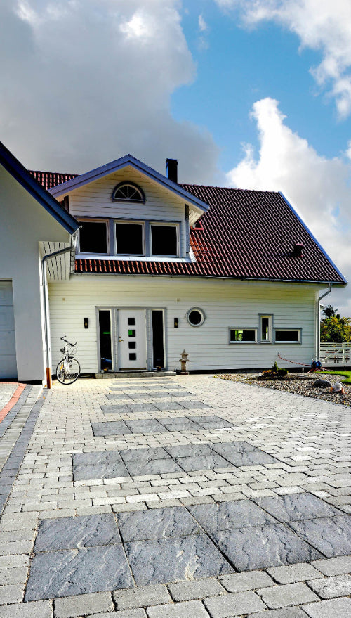 Structura-platta kallad Lava från S:T Eriks, med en skifferliknande struktur och en djup antracitnyans. Perfekt för stilrena gångytor och entréer. Stengrossen säljer produkten.