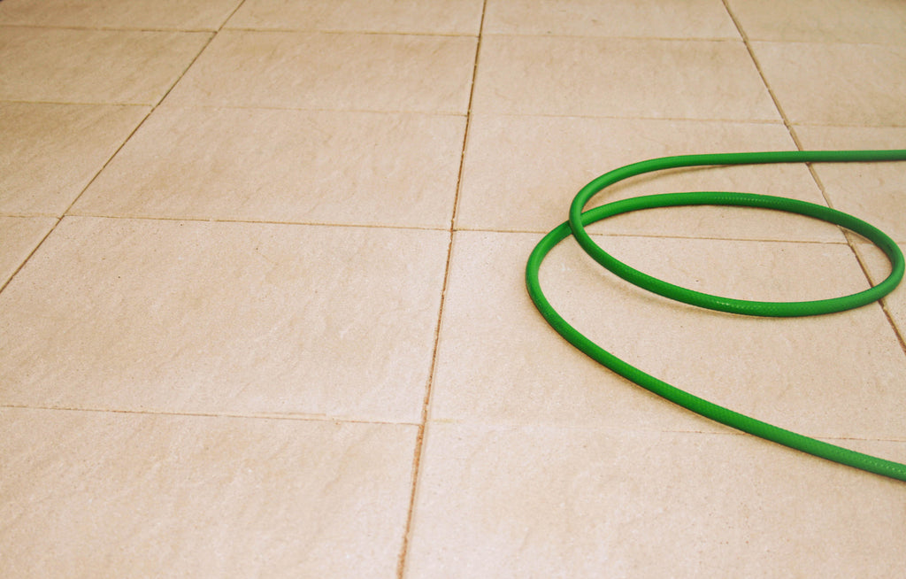 Chateau-plattor i Desert från S:T Eriks, vackert lagda på en uteplats för en varm och naturlig känsla. Stengrossen säljer produkten.