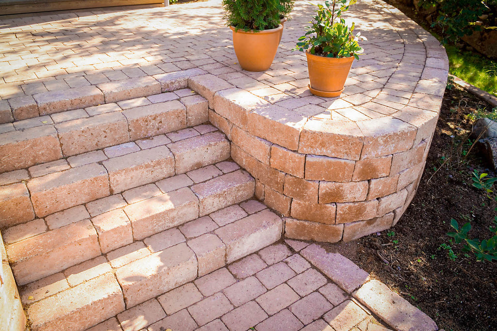 Rustik block-mur i Terra från S:T Eriks. Hållbar och dekorativ mursten, idealisk för trädgårdar, stödmurar och nivåskillnader. Säljs hos Stengrossen!