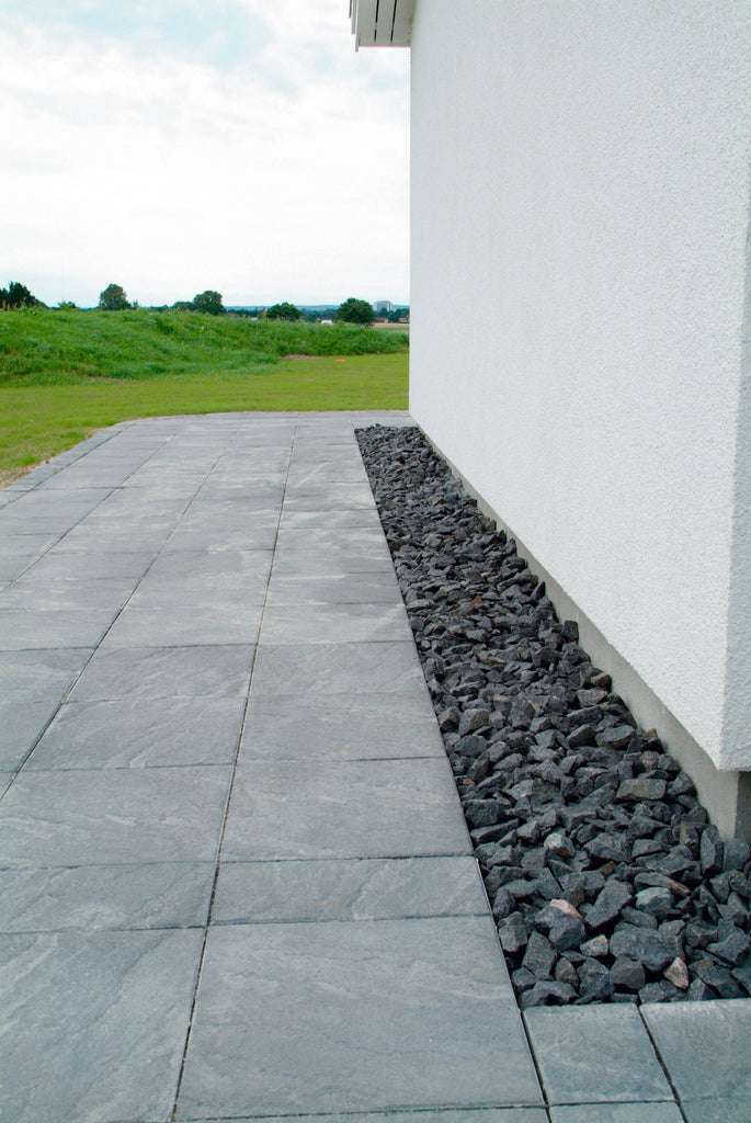 Structura-platta kallad Lava från S:T Eriks, med en skifferliknande struktur och en djup antracitnyans. Perfekt för stilrena gångytor och entréer. Stengrossen säljer produkten.