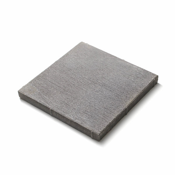 Närbild av antracitfärgad Ravel-platta från S:T Eriks med blästrad och lättborstad yta, skapar ett elegant uttryck i offentliga utemiljöer. Stengrossen säljer produkten.