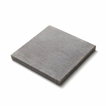 Närbild av antracitfärgad Ravel-platta från S:T Eriks med blästrad och lättborstad yta, skapar ett elegant uttryck i offentliga utemiljöer. Stengrossen säljer produkten.