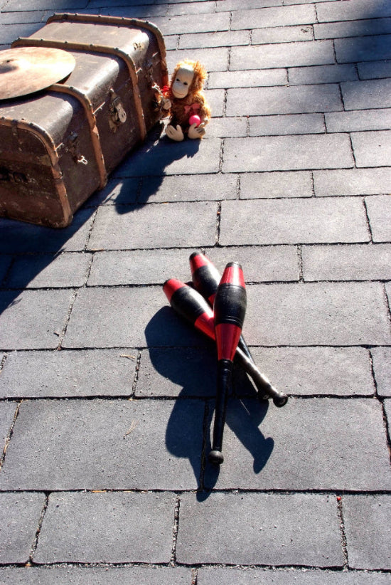 Cirkus marksten från S:T Eriks i flera storlekar med vågiga kanter. En stilren och levande markbeläggning för uteplatser och gångvägar. Färgen är antracit och storleken är 800x1200x60 mm. Säljs hos Stengrossen!