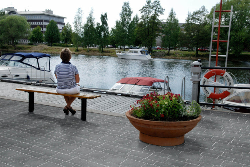 Cirkus marksten från S:T Eriks med unik design och vågiga kanter. Ger en elegant och livfull yta för trädgårdar och gångvägar. Storleken är 800x1200x60 mm. Säljs hos Stengrossen!