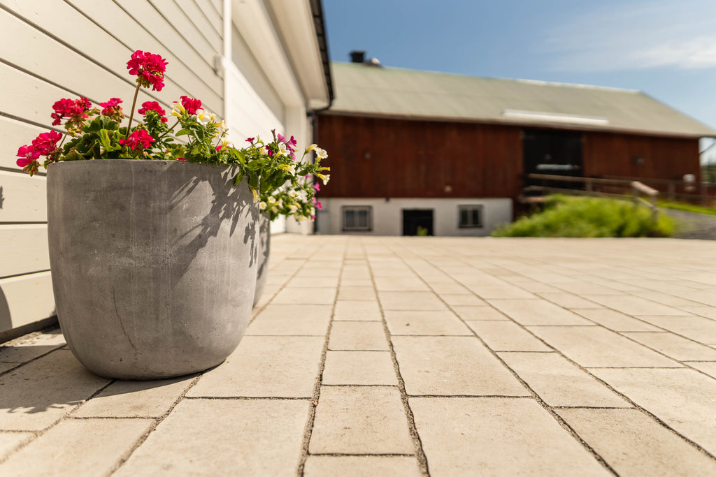 Marksten och platta i ett – Cirkus från S:T Eriks i naturgrå, med ofasade kanter och flexibel läggning. Storleken är 800x1200x60 mm. Stengrossen säljer produkten.