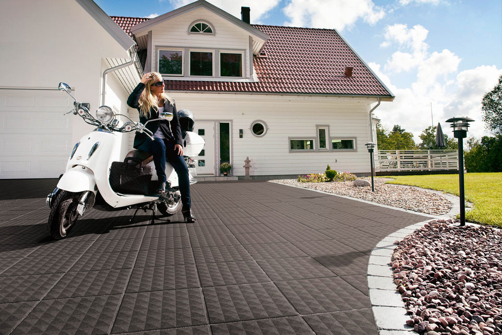 Spektra platta med grafiskt mönster och mörk nyans för uteplatser och gårdar. Storleken är 400x400x60 mm. Tillverkas av S:T Eriks. Stengrossen säljer produkten.