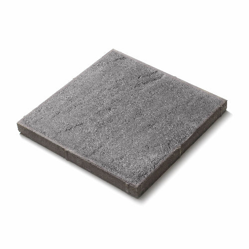 Närbild av Structura-platta i Lava från S:T Eriks, med ett oregelbundet mönster som skapar en levande och elegant stenläggning. Stengrossen säljer produkten.