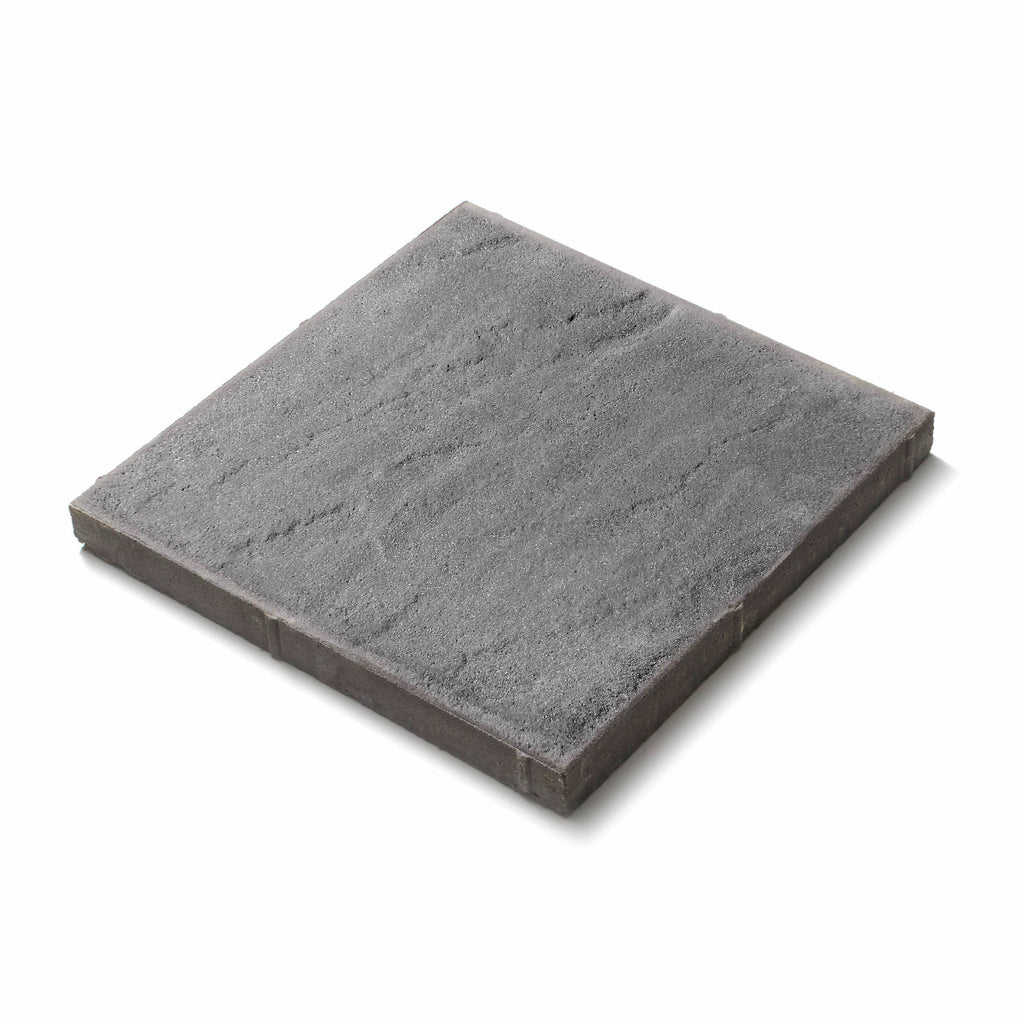 Närbild av Structura-platta i Lava från S:T Eriks, med ett oregelbundet mönster som skapar en levande och elegant stenläggning. Stengrossen säljer produkten.