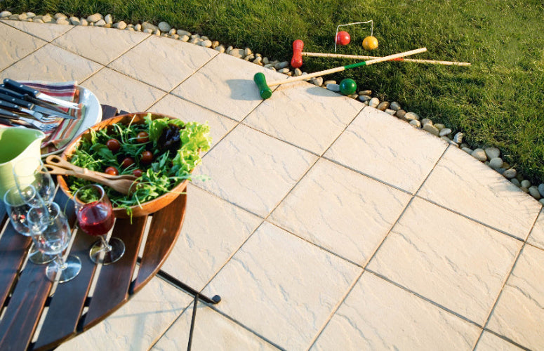 Structura-plattor i Havanna från S:T Eriks, vackert lagda i en trädgårdsmiljö för en harmonisk och naturlig stenläggning. Stengrossen säljer produkten.