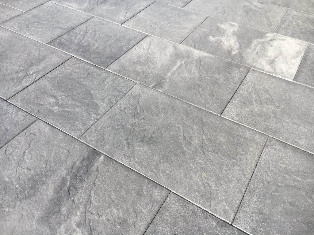 Närbild av Gerlo Struktur-platta från S:T Eriks med livfullt mönster och skyddande impregnering. Idealisk för uteplatser. Färgen är grå och storleken är 400x600x45 mm. Stengrossen säljer produkten.