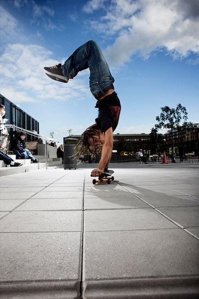 Klassikplattan i Naturgrå från S:T Eriks. En tidlös och slitstark stenplatta som ger en stilren yta i trädgårdar och på uteplatser. Säljs hos Stengrossen!