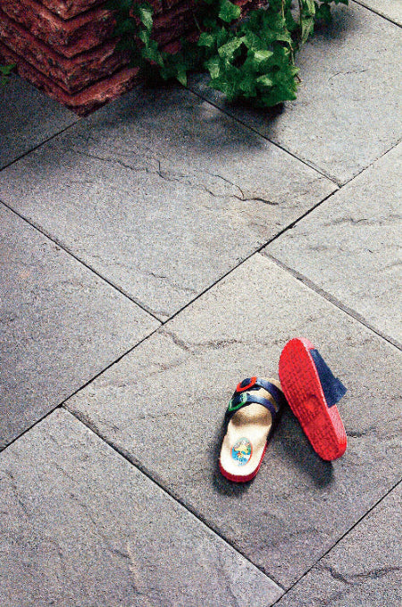 Närbild av Structura-platta kallad Lava från S:T Eriks, med ett oregelbundet mönster som skapar en levande och elegant stenläggning. Stengrossen säljer produkten.