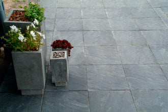 Structura-platta i färgen Lava från S:T Eriks, med en skifferliknande struktur och en djup antracitnyans. Perfekt för stilrena gångytor och entréer. Stengrossen säljer produkten.