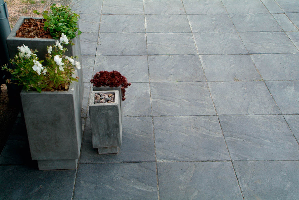 Structura-platta i färgen Lava från S:T Eriks, med en skifferliknande struktur och en djup antracitnyans. Perfekt för stilrena gångytor och entréer. Stengrossen säljer produkten.