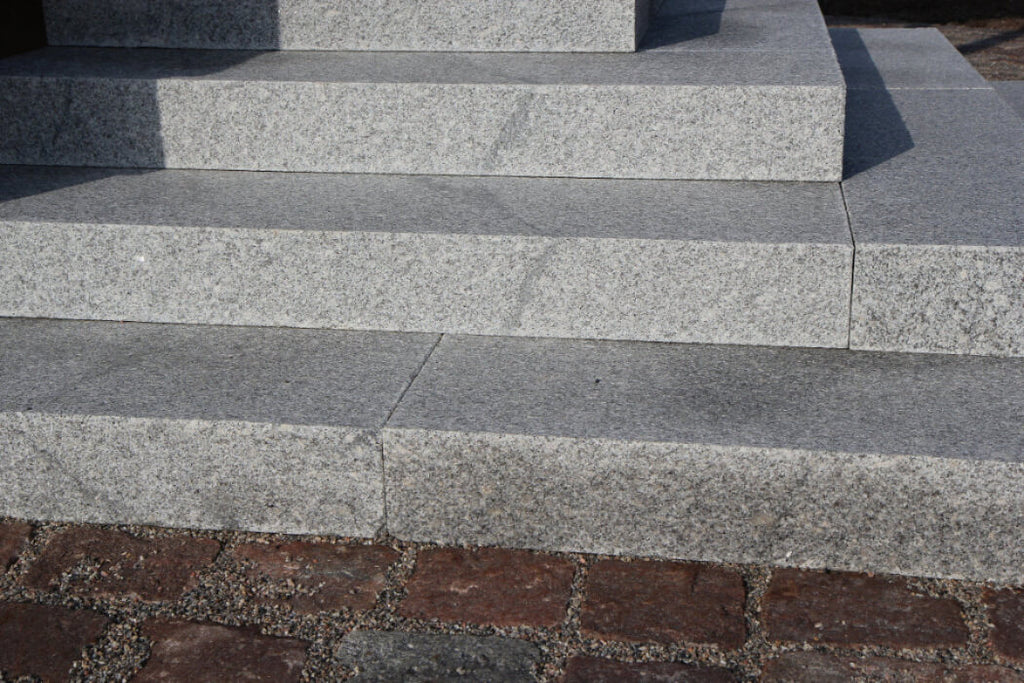 Trappsteg i granit med flammad framsida och ovansida. Säljs av Stengrossen