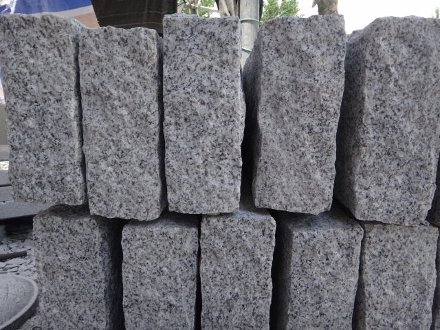 Kantsten i granit. Kortändan. Grå. Gradhuggen. GV6