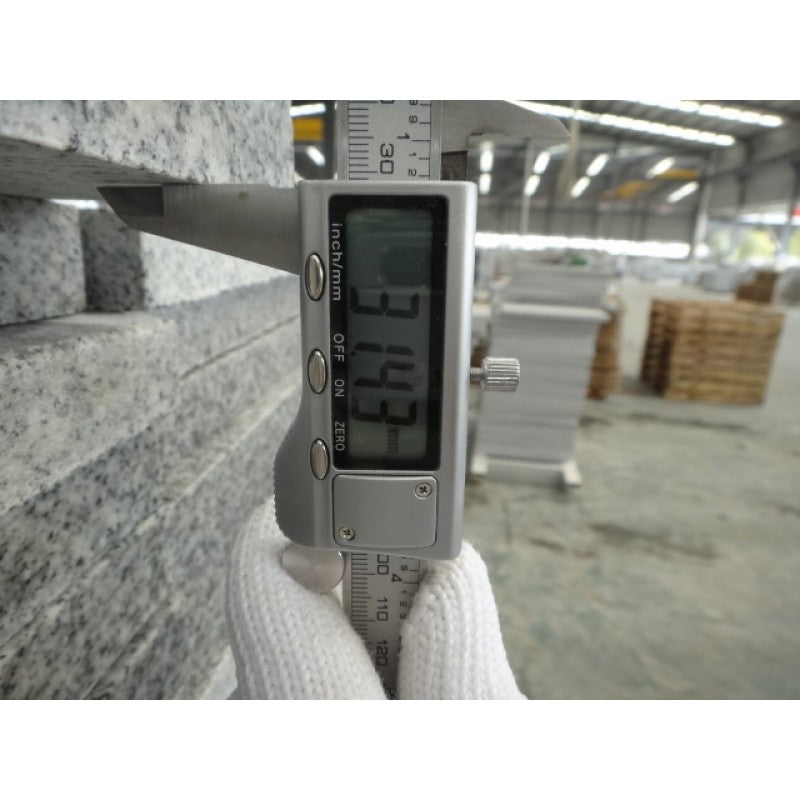 Instrument som visar tjockleken på våra granitplattor. Instrumenten här visar en tjocklek på 31,43 mm. Plattorna säljs av Stengrossen.se