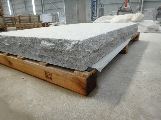 Massivt entréplan i granit med naturlig struktur för en elegant entré. Stengrossen säljer produkten.