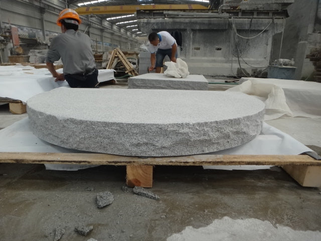 Tidlöst entréplan i granit med halvmåneform för en mjuk och exklusiv entrélösning. Stengrossen säljer produkten.