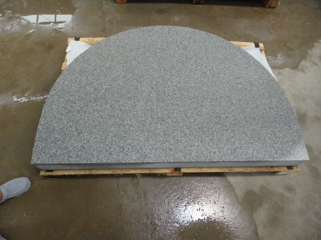 Massivt entréplan i granit med mjuk halvmåneform för ett harmoniskt och gediget intryck. Stengrossen säljer produkten.