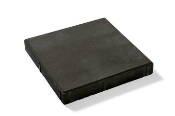 Närbild av Premiumplatta i antracit från S:T Eriks, med rundade kanter och distanser som underlättar fogning. Stengrossen säljer produkten.