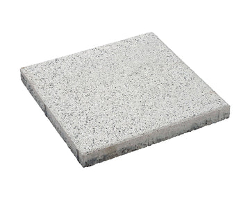 Närbild av stenplattan Vision, färg som kallas för Platina, tillverkad av S:T Eriks, med en färgbeständig och hållbar yta som skapar en tidlös känsla i utomhusmiljöer. Stengrossen säljer produkten.