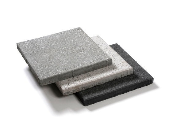 Tre stenplattor Vision från S:T Eriks i olika nyanser visas på bilden, vilket demonstrerar de stilrena färgvalen som finns tillgängliga för beställning. Stengrossen säljer produkten.