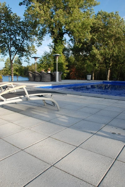 Exklusiv Vision-platta från S:T Eriks med en blästrad yta som kombinerar modern design med naturstens karaktär. Stengrossen säljer produkten.