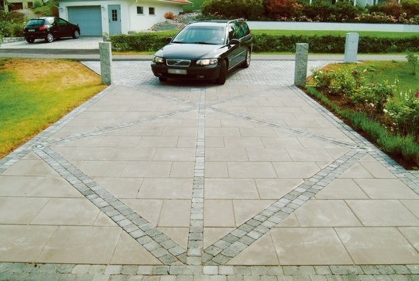 Naturgrå Premiumplatta från S:T Eriks med slät yta och fasade kanter, perfekt för stilrena uteplatser och offentliga miljöer. Stengrossen säljer produkten.