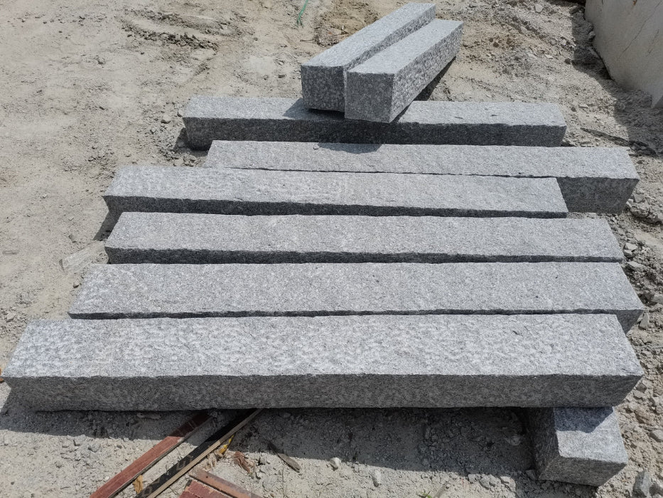 Stolpe i granit. Grå. 170x20x20 cm. Massiv natursten med rustikt utseende, perfekt för entréer och stöd till räcken. Stengrossen säljer produkten.